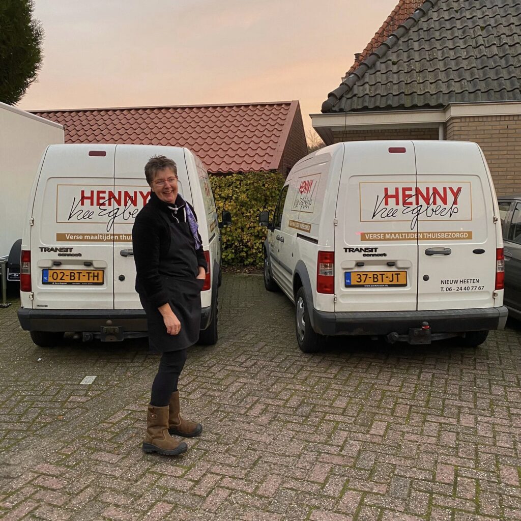 Henny bezorgt